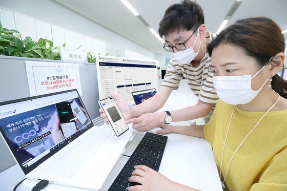 KT employees monitor the Korea Disease Control and Prevention Agency (KDCA)'s COOV Covid-19 vaccination verification app, which utilizes the telecommunication company's cloud service. KT said Wednesday it will also provide IT support for KDCA's vaccine reservation system. [KT]