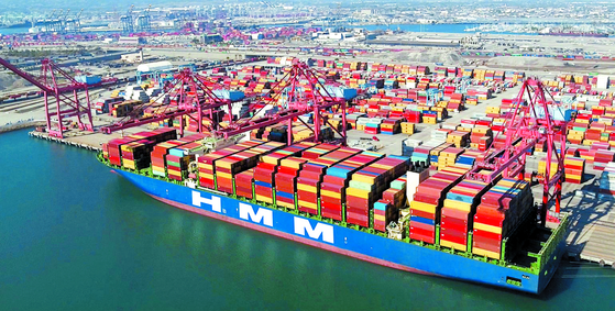 An HMM’s container vessel docked at the Port of Los Angeles in October last year. [YONHAP]