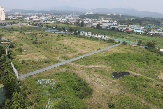 An empty space that used to be a military base in Namyangju, Gyeonggi on Wednesday. The government said it will be looking into a housing plan with 3,200 units. [YONHAP]