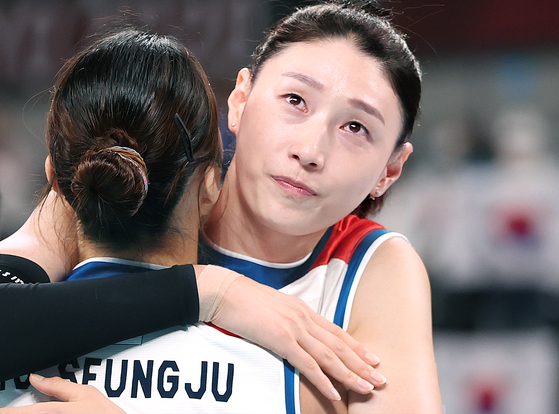 Kim Yeon-koung hugs Pyo Seung-ju after the Korean volleyball team was defeated by Serbia in the bronze medal match at Ariake Arena in Tokyo on Sunday. [YONHAP]