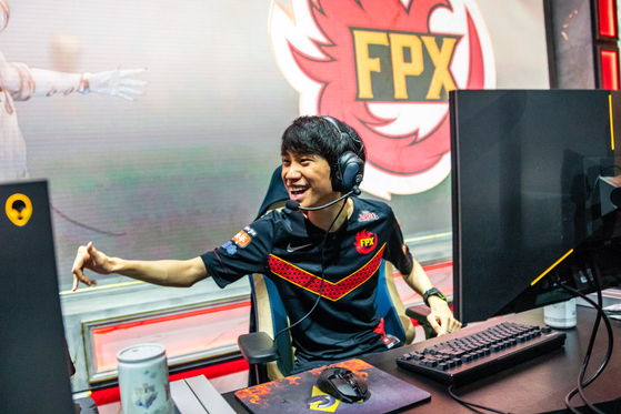 Kim ″Doinb″ Tae-sang cheers a teammate on stage during Worlds 2019 Quarterfinals at Palacio Vistalegre on October 26, 2019 in Madrid, Spain. [RIOT GAMES]