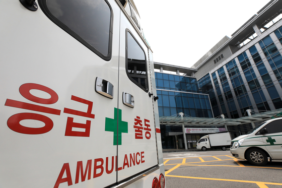 According to the government, the country has a total of 810 ICU beds, and only 298, or 36.7 percent of the total, were vacant as of 5 p.m. Wednesday. The file photo shows an ambulance parked in front of a hospital in Seoul on Thursday. [NEWS1]
