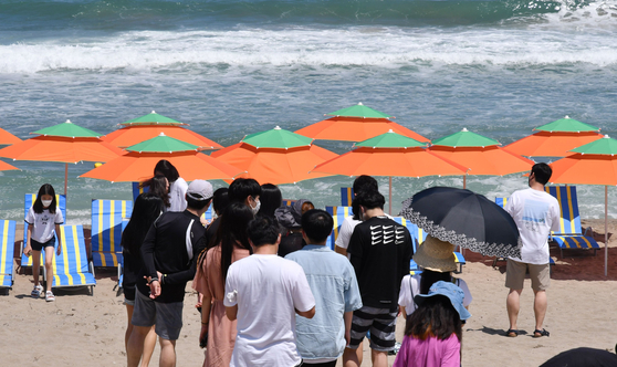 Visitors to Maengbang Beach in Samcheok are waiting in line to recreate the concept photos of BTS's "Butter." [SAMCHEOK CITY GOVERNMENT]