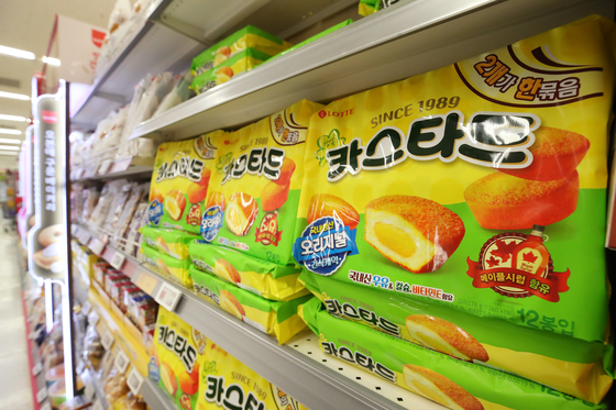 Lotte Confectionery’s Custard snack displayed at a discount store in Seoul on Thursday [YONHAP]