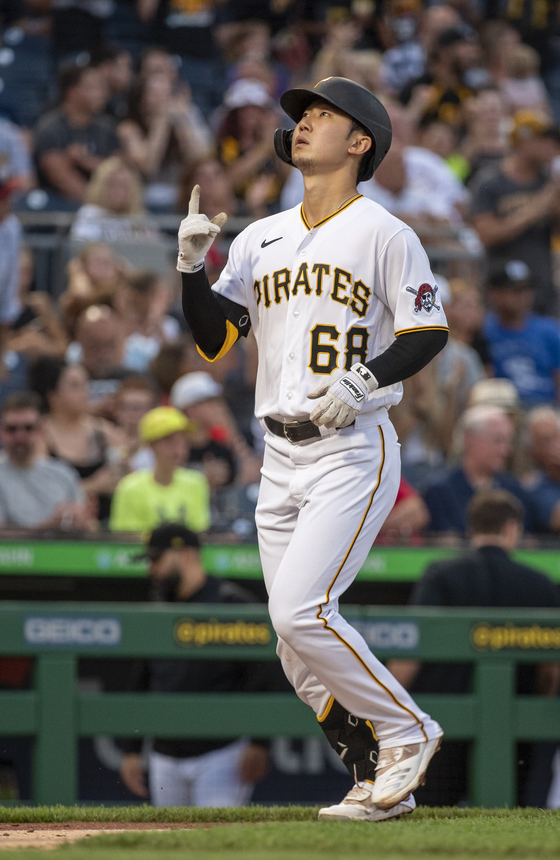 Pittsburgh Pirates' Park Hoy-jun celebrates after hitting a home run against the St. Louis Cardinals during the fourth inning of a baseball game on Tuesday. [AP/YONHAP]
