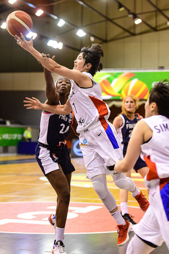 Park So-hee of the Korean U-19 Women's basketball team plays the ball against France at the U-19 Women's Basketball World Cup on Sunday held at Olah Gabor Sports Hall in Debrecen, Hungary. [NEWS1]