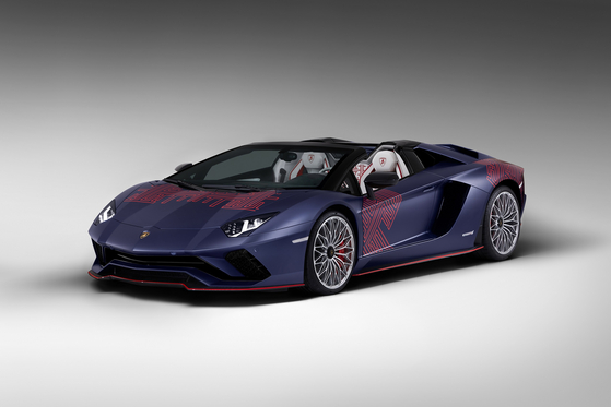 Lamborghini’s Seoul dealership unveiled a limited edition Aventador S Roadster Korean Special Series designed with stripes inspired by traditional Korean windows and the four trigrams on the Korean flag. [YONHAP]