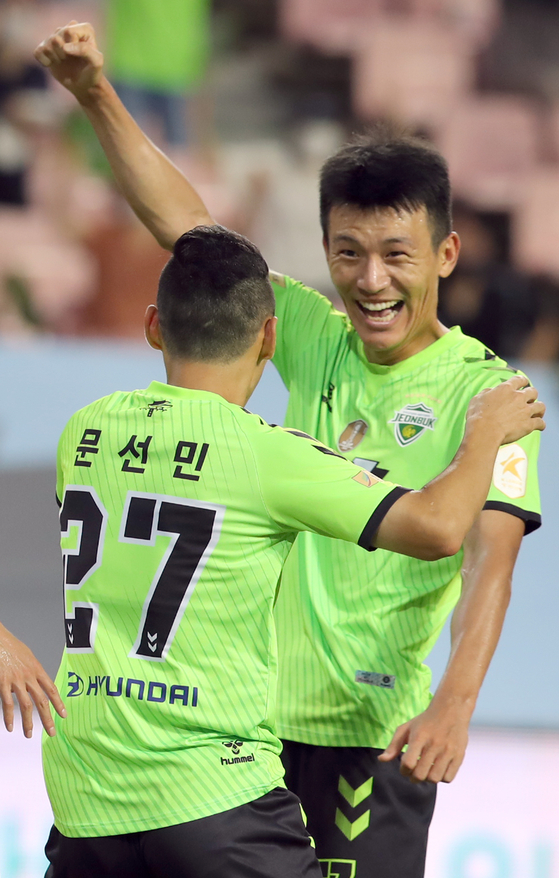 Han Kyo-won of Jeonbuk Hyundai Motors celebrates with teammate Moon Seon-min after scoring Jeonbuk's third goal during their match against FC Seoul at the Jeonju World Cup Stadium in Jeonju, North Jeolla, on Sunday. [NEWS1]