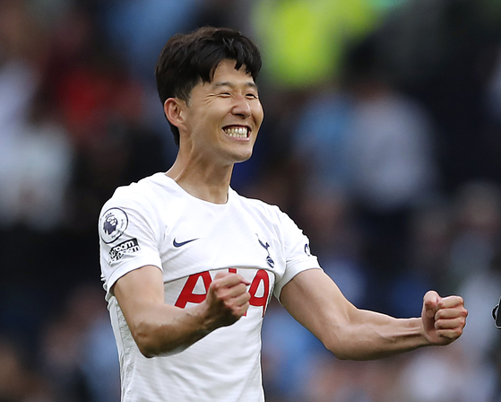 Son Heung-min celebrates after Tottenham Hotspur's 1-0 win over Manchester City at Tottenham Hotspur Stadium in London on Sunday. [REUTERS/YONHAP]