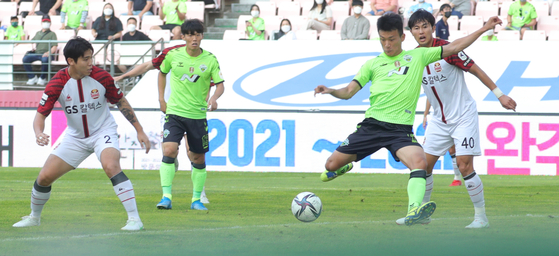 Han Kyo-won of Jeonbuk Hyundai Motors shoots the ball during their match against FC Seoul at the Jeonju World Cup Stadium in Jeonju, North Jeolla, on Sunday. [NEWS1]