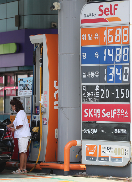 A signboard at a gas station in Seoul shows petroleum prices on Monday. According to data from the Korea National Oil Corporation on Saturday, average petroleum prices in the second week of August rose by 1.7 won (0.15 cents) to 1,647.3 won per liter. Oil prices have been on the rise from May. Last week was the 15th consecutive week of oil price increases. [YONHAP]