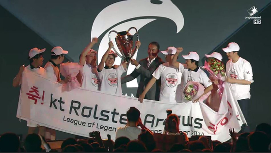 The KT Rolster Arrows celebrate their victory. [SCREEN CAPTURE]