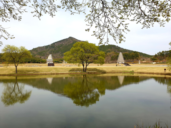 Mireuksa Temple site in Iksan, featuring Mireuksa Stone Pagoda, left, Korea's National Treasure. [CULTURAL HERITAGE ADMINISTRATION] 