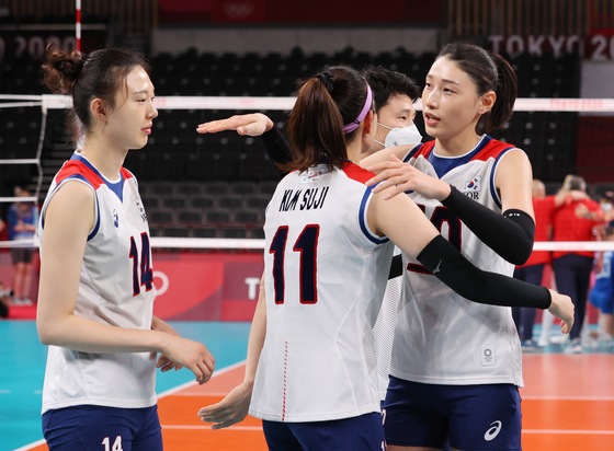 Kim Yeon-koung, right, hugs Kim Su-ji, center and Yang Hyo-jin after the bronze medal match against Serbia at the 2020 Tokyo Games on Aug. 8. [NEWS1]