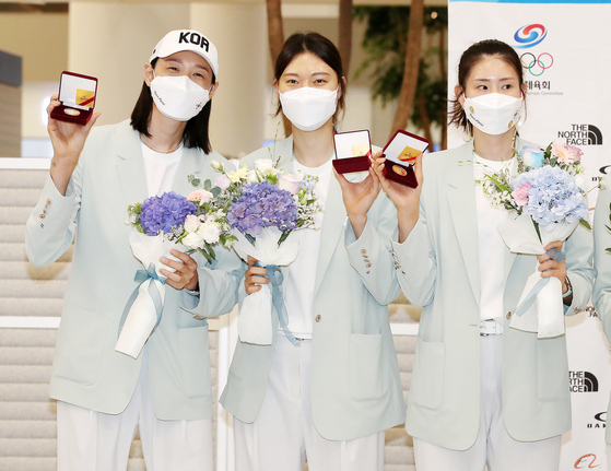 From left, Kim Yeon-koung, Yang Hyo-jin and Kim Su-ji pose for a picture after arriving back in Korea after the 2020 Tokyo Games on August 9. [NEWS1]