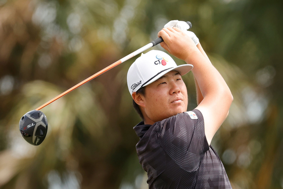 Im Sung-jae plays his shot from the fourth tee during the final round of The Honda Classic on March 21. [AFP/YONHAP]