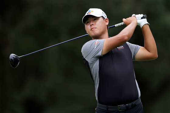 Kim Si-woo plays his shot at the FedEx St. Jude Invitational on Aug. 6. [AFP/YONHAP]