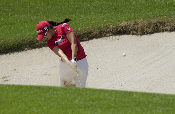 Kim Sei-young plays a shot from a bunker on the second hole during the first round of the women's golf event at the 2020 Summer Olympics on Aug. 4 at the Kasumigaseki Country Club in Kawagoe, Japan. [AP/YONHAP]