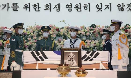 A coffin carrying the remains of Hong Beom-do, a commander of the Korean Independence Army during Japan's 1910-45 colonial rule, arrives at Daejeon National Cemetery Monday after returning from Kazakhstan Sunday night. His remains will be buried at the cemetery in Daejeon Wednesday after an official mourning period conducted both virtually and in-person. [NEWS1]