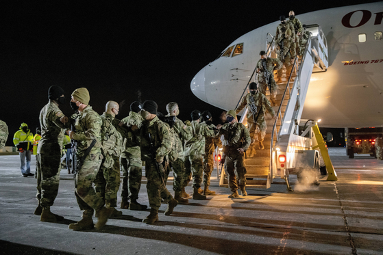 U.S. Army soldiers from the 10th Mountain Division arrive home from a nine-month deployment in Afghanistan on Dec. 8, 2020, in Fort Drum, New York. [AFP/YONHAP]