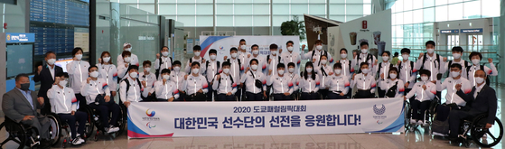 Members of the Korean Paralympic team poses for a picture before taking off for the Tokyo Paralympics on Wednesday morning at Incheon International Airport in Incheon. [NEWS1]