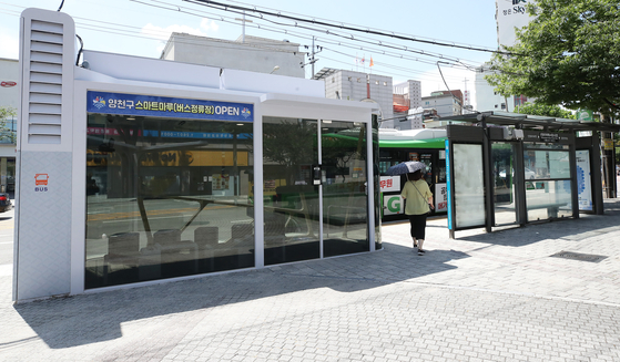 A view of a bus stop in Yangcheon District, western Seoul, on Thursday. The bus stop is one of the special stations in Yangcheon District, equipped with air conditioning, heating and an air purification system. A thermal camera will take temperatures of people entering and issue a warning announcement when anyone tries to come inside without a mask. [YONHAP] 