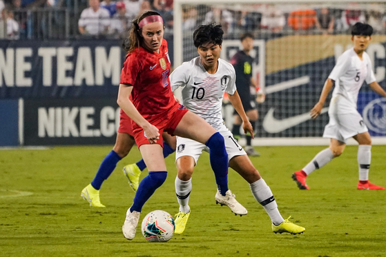 United States midfielder Rose Lavelle dribbles past Korean forward Ji So-yun during a game in October, 2019. [USA TODAY/YONHAP]