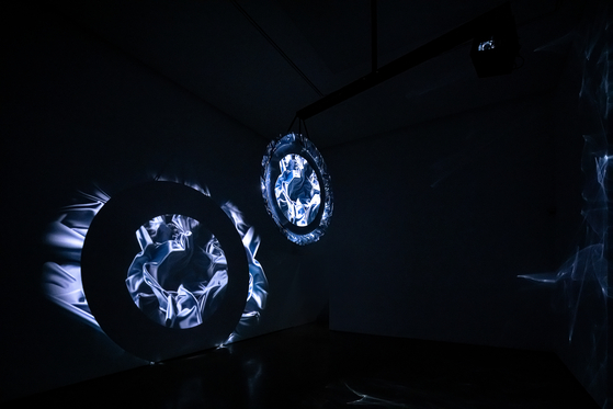 ″Infinite″ (2021), a moving projection installation work by artist Yiyun Kang [PKM GALLERY]