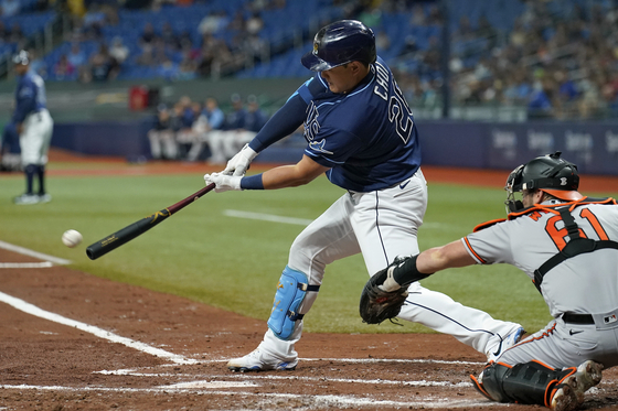 Tampa Bay Rays' Choi Ji-man lines a two-run single off Baltimore Orioles starting pitcher Spenser Watkins during the first inning of a baseball game in St. Petersburg, Florida on Wednesday. [AP/YONHAP]
