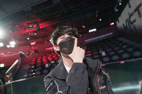 Seo ″deokdam″ Dae-gil poses for the cameras after claiming victory at LoL Park. [RIOT GAMES]