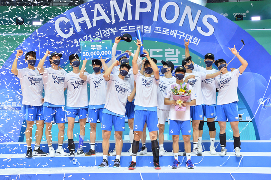 Seoul Woori Card Wibees celebrate after winning the Korean Volleyball Federation (KOVO) Cup for the first time in six years, defeating Ansan Ok Saving Bank Rush&Cash in straight sets at Uijeongbu Gymnaisum in Uijeongbu, Gyeonggi on Friday. [NEWS1]