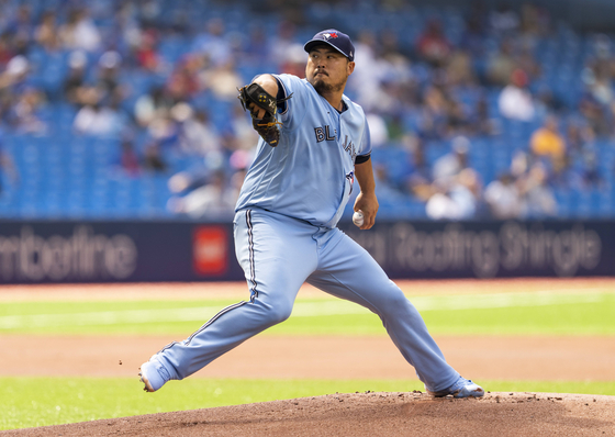 Ryu Hyun-jin of the Toronto Blue Jays pitches to the Detroit Tigers in the first inning at the Rogers Centre in Toronto on Saturday. [AFP/YONHAP]