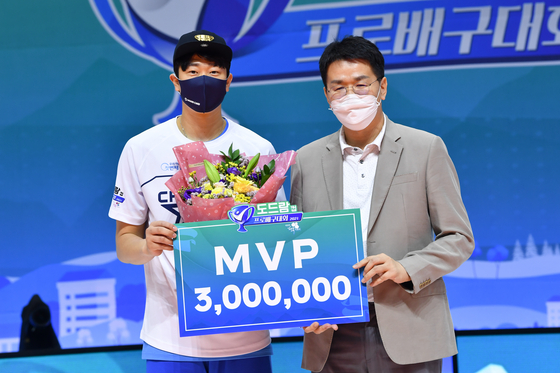 Na Gyeong-bok, left, of the Seoul Woori Card Wibees was named MVP of the KOVO Cup at Uijeongbu Gymnaisum in Uijeongbu, Gyeonggi on Friday. [NEWS1]