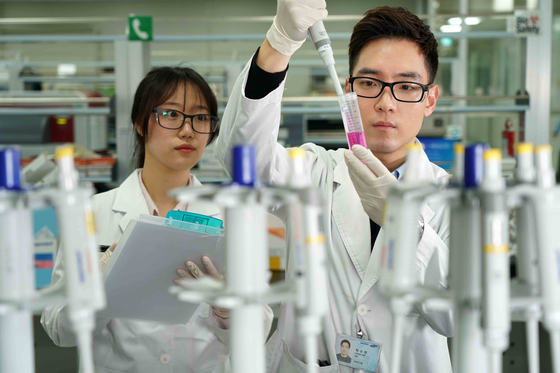 Samsung Bioepis researchers conduct tests at the company’s lab in Incheon. [SAMSUNG BIOEPIS]
