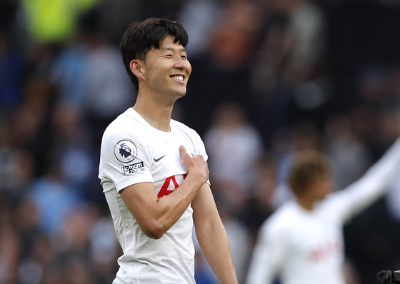 Son Heung-min celebrates after Tottenham Hotspur's 1-0 win over Manchester City on Sunday. [REUTERS/YONHAP]