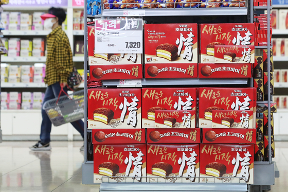 Orion's Choco Pies are displayed at a discount mart in Seoul. Prices of Orion products will remain the same in Korea, but rise in China and Russia. [YONHAP]