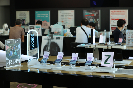 Samsung Electronics’ latest folding models – the Galaxy Z Fold 3 and Galaxy Z Flip 3 – are displayed at the headquarters of mobile carrier KT in central Seoul on Monday. Orders for the models started on Aug. 17 and ran through 23. Media outlets reported that about 450,000 units were ordered. [YONHAP]