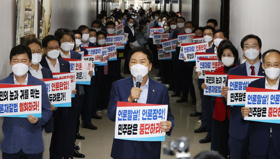 Kim Gi-hyeon, President of the People Power Party, leads a protest against the Press Arbitration Act outside the Legislation and Judiciary Committee's meeting room in the National Assembly on Tuesday. [NEWS1]