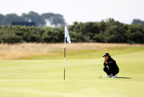 Kim Sei-young checks the green during the second round of the AIG Women's Open in Carnoustie, Scotland on Friday. [REUTERS/YONHAP]