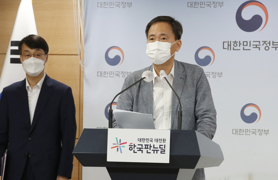 Kim Young-soo, director of the content policy bureau at the Ministry of Culture, Sports and Tourism, explains the government's reasons for pushing for the abolishment of the ″game shutdown law″ on Wednesday at a briefing held at the Government Complex in central Seoul. [NEWS1]