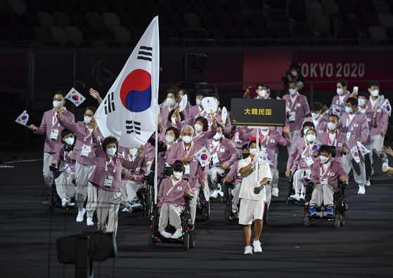 Team Korea parade into the Olympic Stadium during the opening ceremony of the Tokyo 2020 Paralympic Games in Tokyo, Japan on Tuesday. [XINHUA/YONHAP]