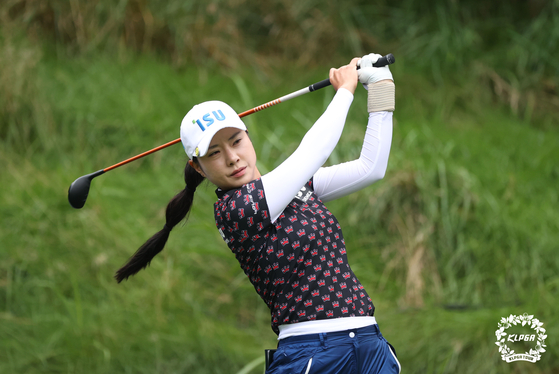 Park Hee-young tees off on the first day of the HighOne Ladies Open 2021 on Aug. 19, held at HighOne Country Club in Jeongseon, Gangwon. [KLPGA]