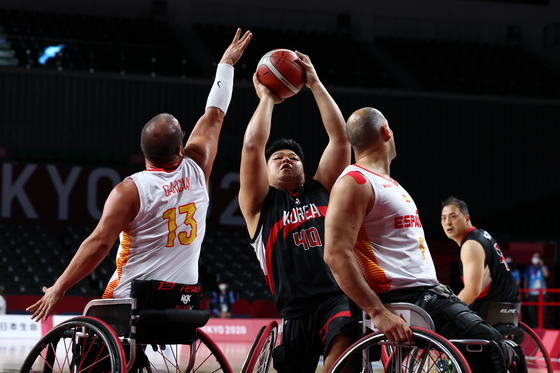 Korea's Gim Dong-hyeon takes a shot against Spain in a Group A game in the men's wheelchair basketball competition at the 2020 Tokyo Paralympics at Musashino Forest Sport Plaza in Tokyo on Wednesday. [REUTERS/YONHAP]