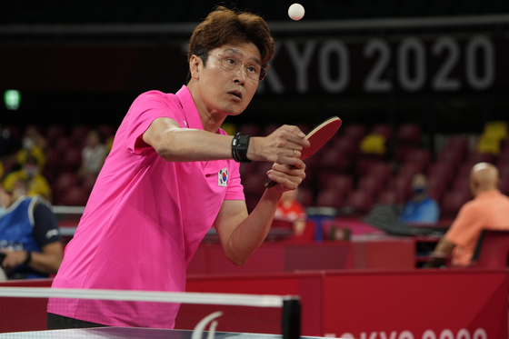 Park Hong-kyu plays against Ibrahim Hamadtou of Egypt in the Class 6, Group E men's table tennis tournament at the Tokyo 2020 Paralympic Games on Wednesday in Tokyo, Japan. [AP/YONHAP]