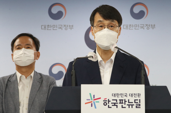 Choi Seong-yu, director of the youth policy bureau at the Ministry of Gender Equality and Family, vows to abolish the so-called game shutdown law by the end of this year on Wednesday at a briefing held at the Government Complex in central Seoul. [NEWS1]