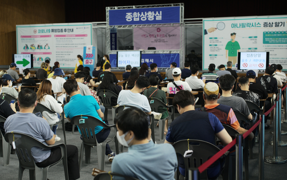 People wait for possible adverse reactions after receiving Pfizer shots at a Covid-19 vaccination center in Gimhae, South Gyeongsang, on Thursday, when inoculations for people aged 18 to 49 began nationwide. [YONHAP]