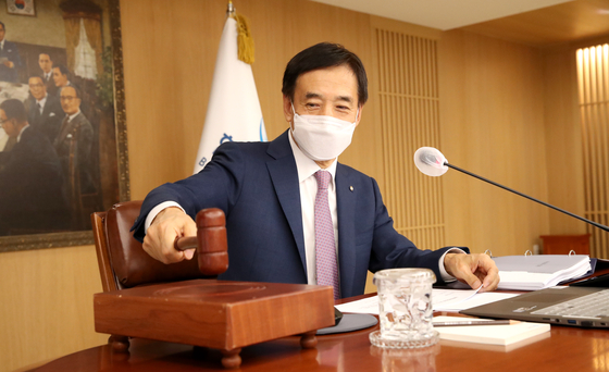 Bank of Korea Gov. Lee Ju-yeol beats a gavel during a monetary policy board meeting held Thursday. The board decided to raise the country's base interest rate by 25 basis points to 0.75 percent. [BANK OF KOREA]