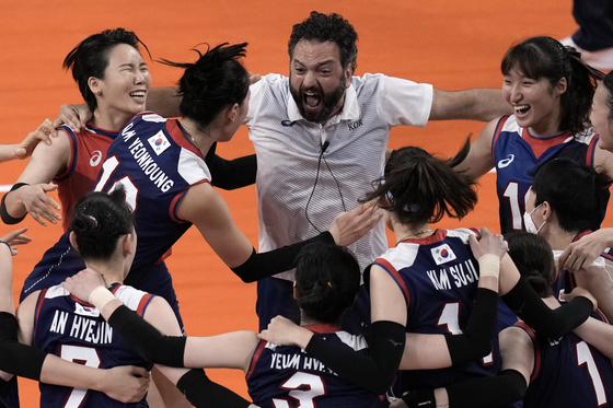 Head coach Stefano Lavarini celebrates with his players after their 3-2 victory over Japan, at the end of a women's volleyball preliminary round pool A match, at the 2020 Summer Olympics on July 31 in Tokyo, Japan. [AP/YONHAP]
