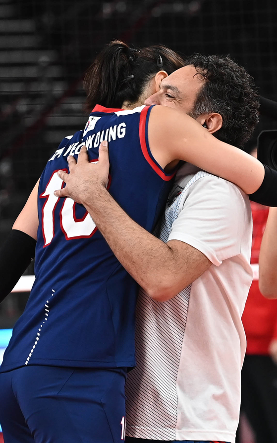 Kim Yeon-koung hugs Stefano Lavarini after beating Turkey at the 2020 Summer Olympics on Aug. 4 in Tokyo, Japan. [JOINT PRESS CORPS]