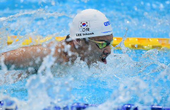 Lee In-kook swims the men's 100-meter backstroke heat at the Tokyo Aquatics Centre on Wednesday. [JOINT PRESS CORPS]